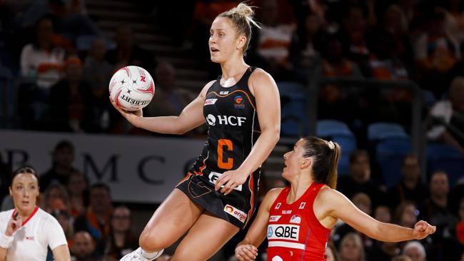 Jamie-Lee Price of the Giants (left) goes head-to-head with Maddy Proud (right).