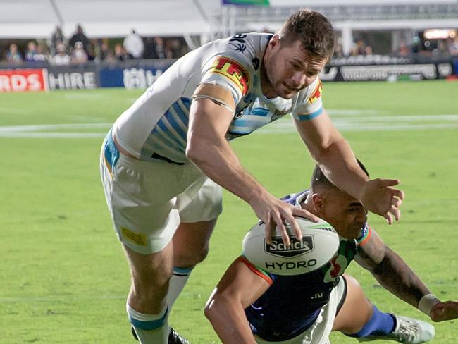 Anthony Don of the Titans beats Ken Maumalo of the Warriors to score a try during the Round 4 NRL match between the New Zealand Warriors and Gold Coast Titans at Mt Smart Stadium in Auckland, New Zealand, Friday, April 5, 2019. (AAP Image/David Rowland) NO ARCHIVING, EDITORIAL USE ONLY