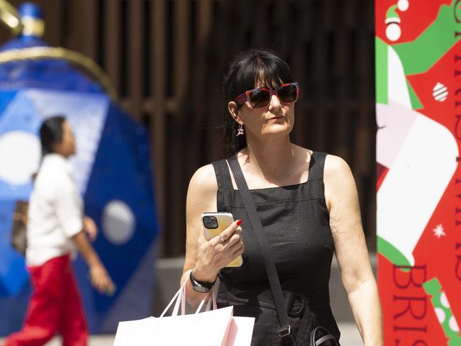 BRISBANE, AUSTRALIA - NewsWire Photos - DECEMBER 20, 2024: Christmas Shoppers in Brisbanes Queen Street Mall.Picture: NewsWire / Glenn Campbell