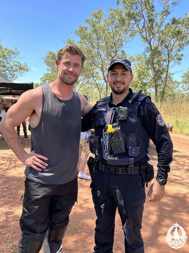 Chris Hemsworth met NT Police officers in Barunga, NT. Picture: PFES