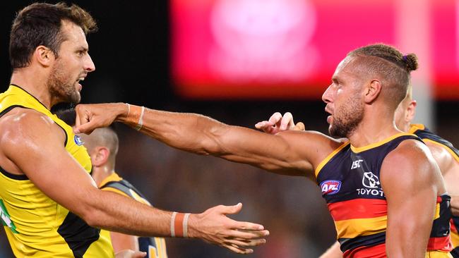 Cam Ellis-Yolmen shows his strength against Richmond premiership ruckman Toby Nankervis. Picture: DAVID MARIUZ (AAP).