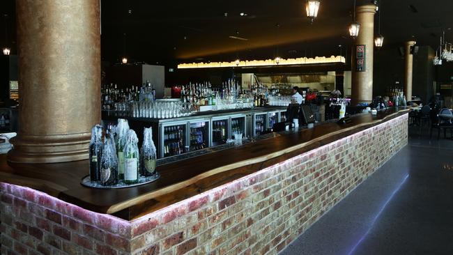 Enjoy a drink at Bella Vista Hotel’s bar for Melbourne Cup.