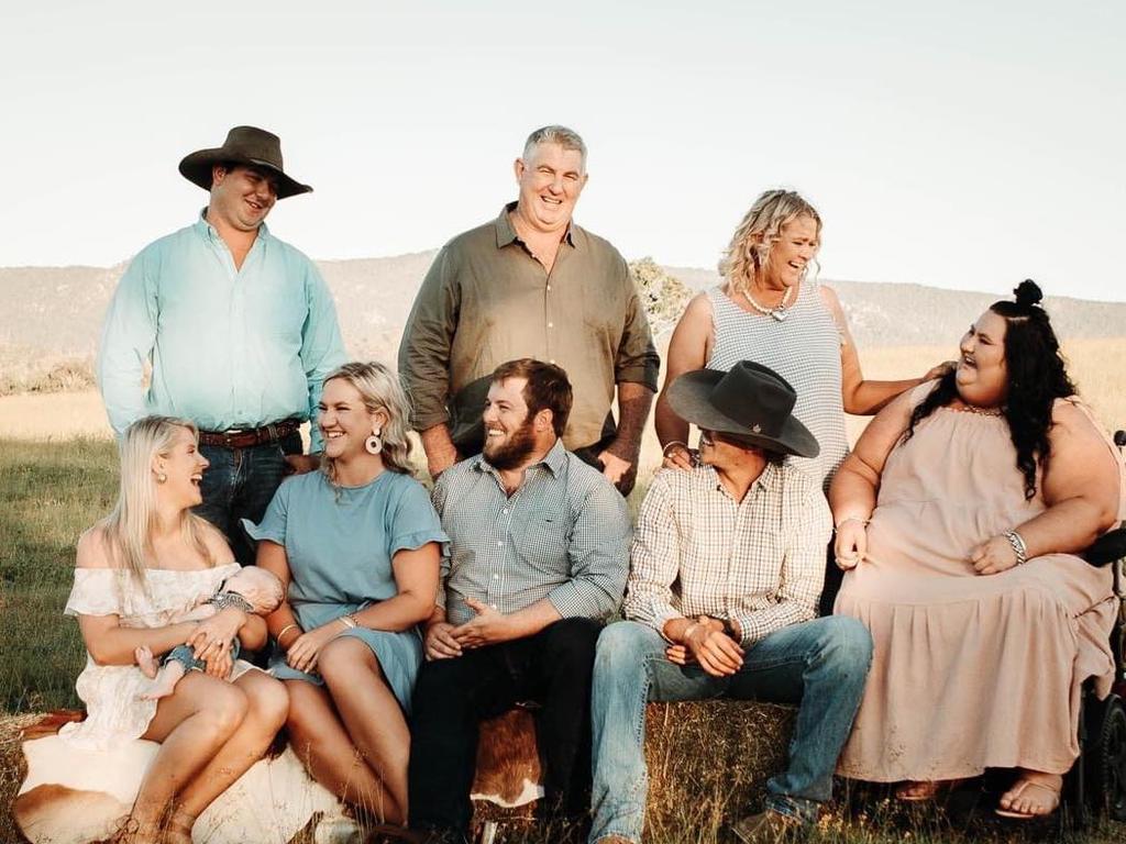 Lindsey Dingle and his children and their partners.