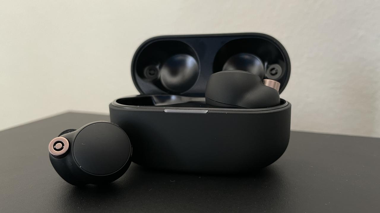 Elly Awesome reviews Sony WF-1000Xm4 wireless earbuds.