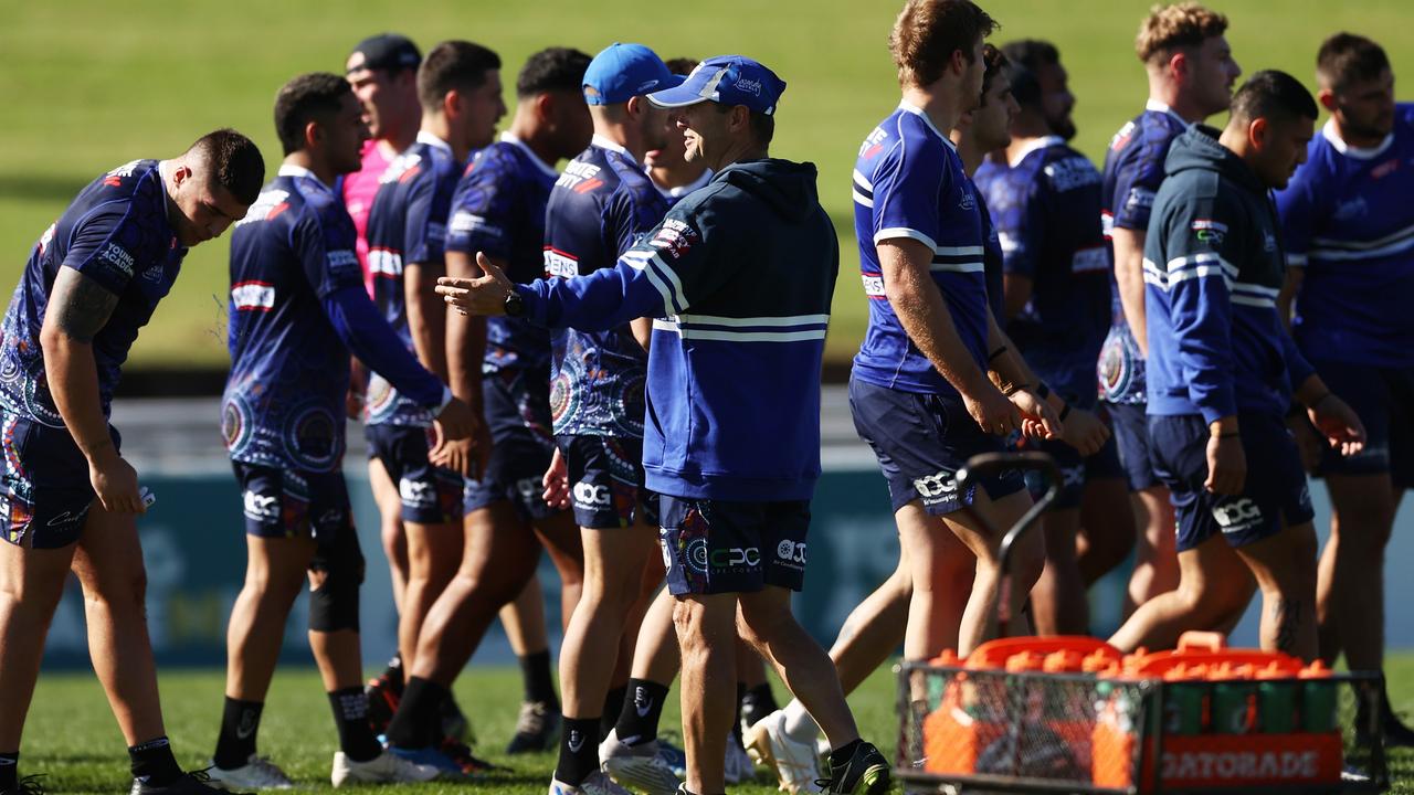 Bulldogs interim head coach Michael Potter chats to his players. Picture: Matt King/Getty Images