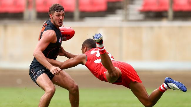 James Bell dives to try and lay a tackle on Giant Harry Perryman.