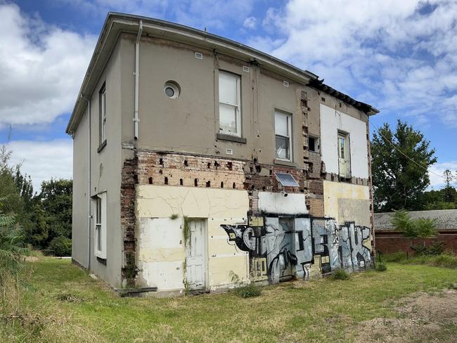 The couple are planning a mega makeover of the derelict Hawthorn mansion.