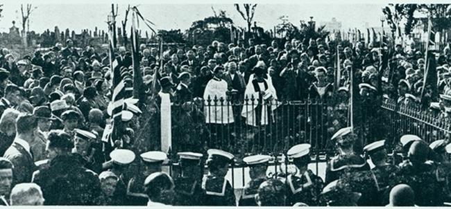 At Camperdown Cemetery on August, 22, 1931, crowds gathered to commemorate those who died in the wreck of The Dunbar. Picture: Inner West Council Library and History Services