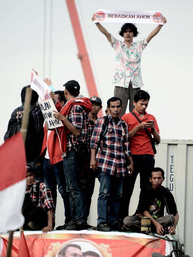 Supporters of Jakarta's governor Basuki Tjahaja ‘Ahok’ Purnama protest outside the Jakarta Cipinang prison. Photo: AFP