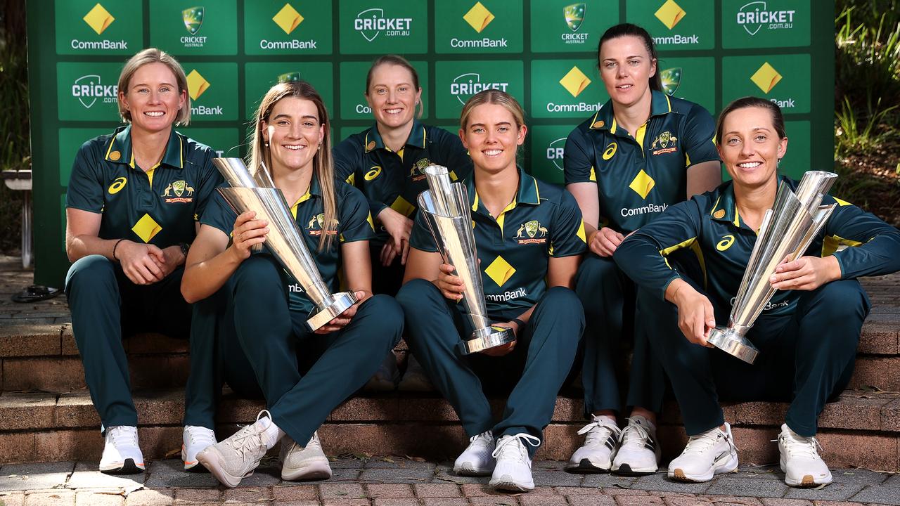 Beth Mooney, Annabel Sutherland, Alyssa Healy, Phoebe Litchfield, Tahlia McGrath and Ashleigh Gardner pose with their winning T20 World Cup trophies. Photo by Brendon Thorne/Getty Images for Cricket Australia