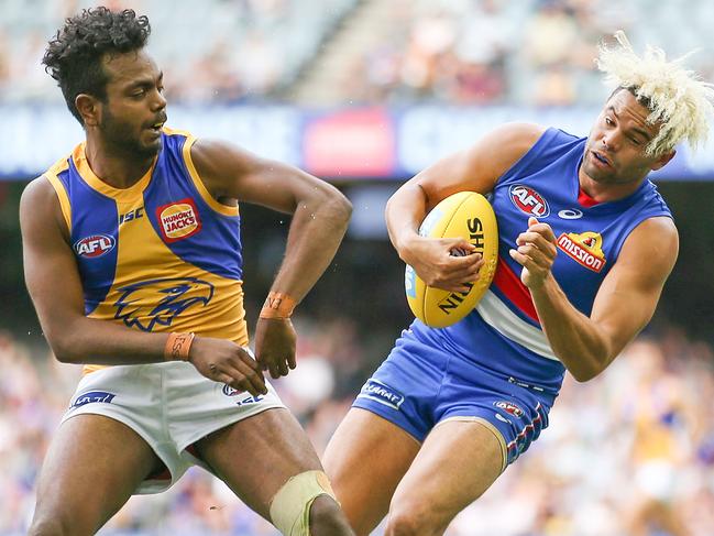 MELBOURNE, AUSTRALIA - APRIL 01:  Willie Rioli of the Eagles and Jason Johannisen of the Bulldogs compete for the ball during the round two AFL match between the Western Bulldogs and the West Coast Eagles at Etihad Stadium on April 1, 2018 in Melbourne, Australia.  (Photo by Scott Barbour/Getty Images)