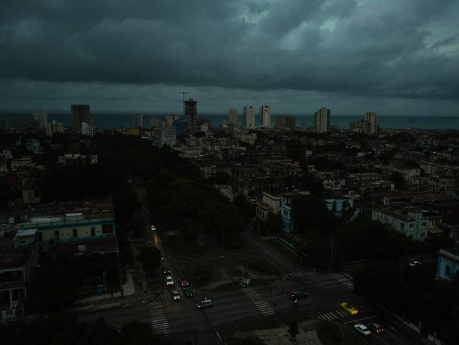 A general view of the city during a nationwide blackout caused by a grid failure in Havana, taken on October 18, 2024. Technical breakdowns, fuel shortages and high demand have caused the country's thermoelectric power plants to constantly fail, forcing the government to declare an energy emergency and take measures such as closing schools and factories. (Photo by Yamil LAGE / AFP)