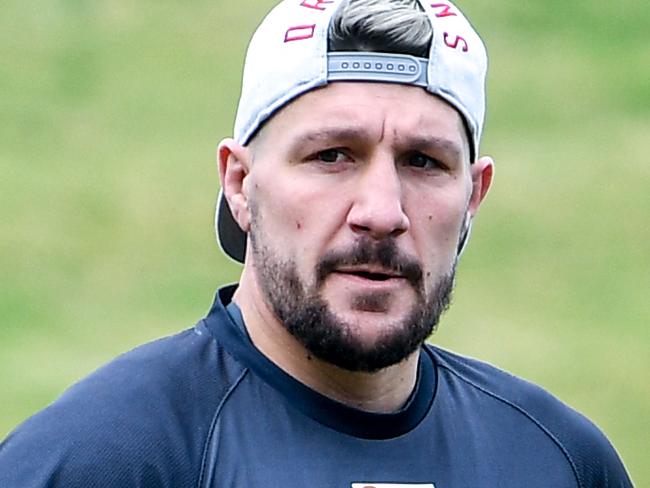 St George-Illawarra Dragons player Gareth Widdop (second left) and head coach Paul McGregor (centre) are seen during a team training session ahead of Week 1 of the NRL Finals Series at WIN Stadium in Wollongong, Thursday, September 6, 2018. The St George-Illawarra Dragons face the Brisbane Broncos in an Elimination Final at Suncorp Stadium on Sunday. (AAP Image/Darren England) NO ARCHIVING