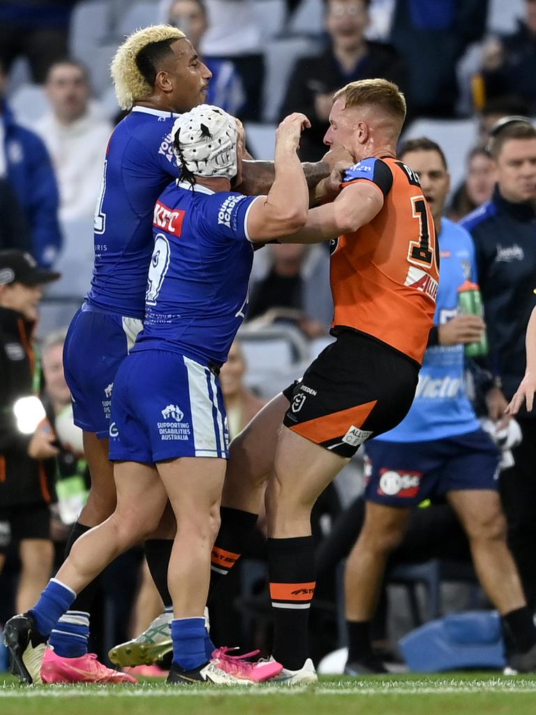 Reed Mahoney v Seyfarth. Picture: NRL Photos