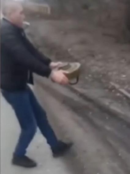 Ukrainian man removes mine with bare hands while smoking.