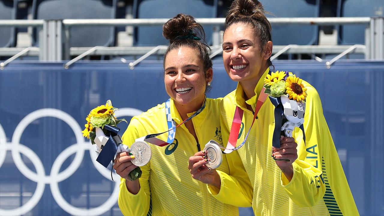 Mariafe Artacho del Solar and Taliqua Clancy show off their silver medals.