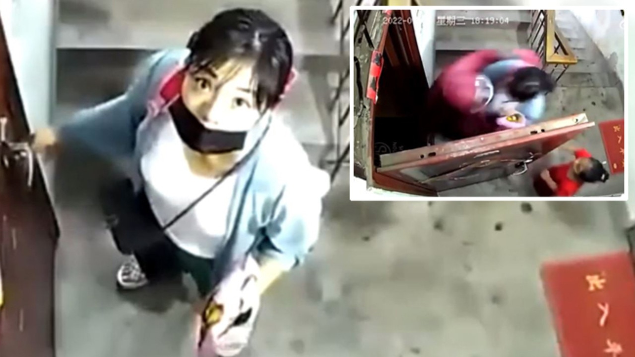 Un Chinois en imperméable attaque son ex-femme et son enfant dans le Shandong, en Chine |  Vidéo