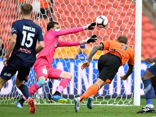 BRISBANE, AUSTRALIA - OCTOBER 21: Ben Kennedy of the Mariners saves a shot at goal by Adam Taggart of the Roar during the round one A-League match between the Brisbane Roar and the Central Coast Mariners at Suncorp Stadium on October 21, 2018 in Brisbane, Australia.  (Photo by Bradley Kanaris/Getty Images)