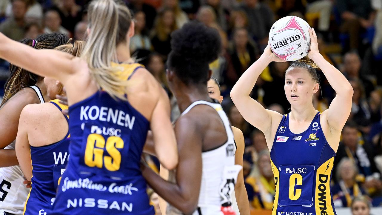 Mahalia Cassidy of the Lightning looks to pass in the Super Netball clash against Collingwood Magpies. Photo: Getty Images