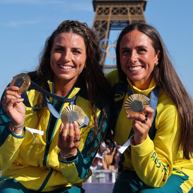 Jessica and Noemie Fox with their gold medals in Paris