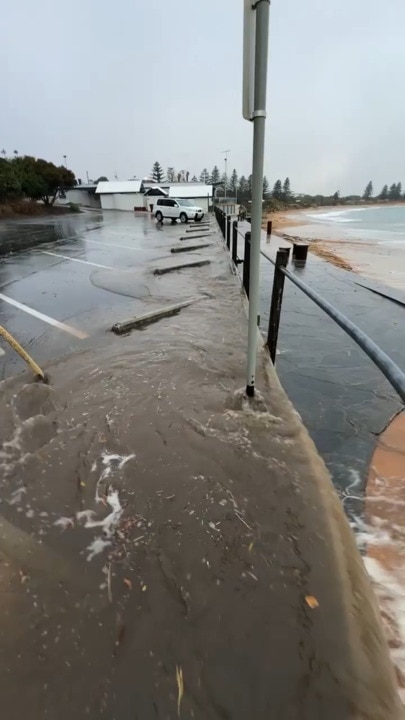 Port Elliot cafe flooded as SA weather turns wild