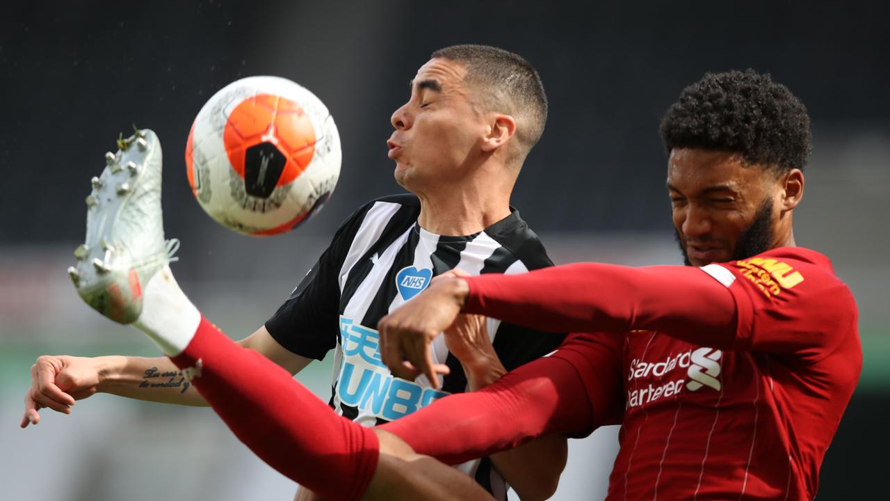 Newcastle United's Paraguayan midfielder Miguel Almiron (C) vies with Liverpool's English defender Joe Gomez during the English Premier League football match between Newcastle United and Liverpool at St James' Park in Newcastle-upon-Tyne, north east England on July 26, 2020. (Photo by OWEN HUMPHREYS / POOL / AFP) / RESTRICTED TO EDITORIAL USE. No use with unauthorized audio, video, data, fixture lists, club/league logos or 'live' services. Online in-match use limited to 120 images. An additional 40 images may be used in extra time. No video emulation. Social media in-match use limited to 120 images. An additional 40 images may be used in extra time. No use in betting publications, games or single club/league/player publications. /