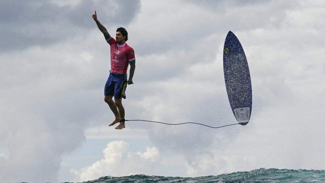 TOPSHOT - Brazil's Gabriel Medina reacts after getting a large wave in the 5th heat of the men's surfing round 3, during the Paris 2024 Olympic Games, in Teahupo'o, on the French Polynesian Island of Tahiti, on July 29, 2024. (Photo by Jerome BROUILLET / AFP)