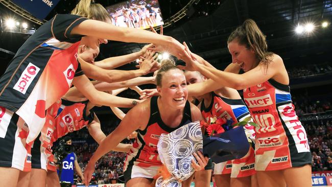 Retiring Kim Green of the Giants is given a guard of honour by her teammates after her last home game.