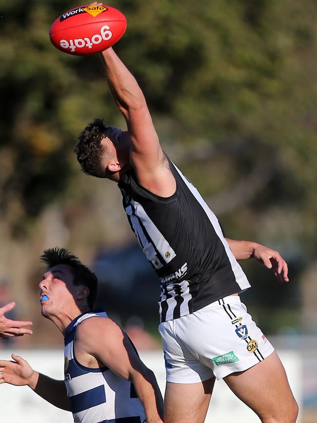 Wangaratta’s Jesse Smith goes one handed for mark against Yarrawonga. Picture: Yuri Kouzmin