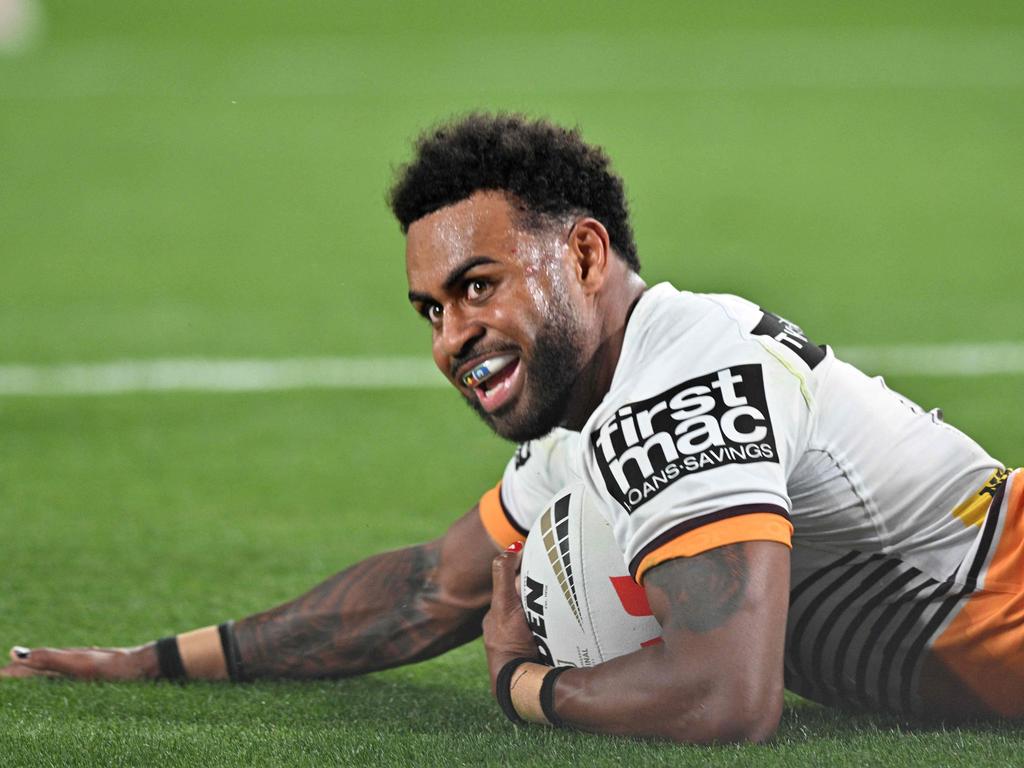 Ezra Mam scores a try during the 2023 NRL decider. Picture: Izhar KHAN/AFP