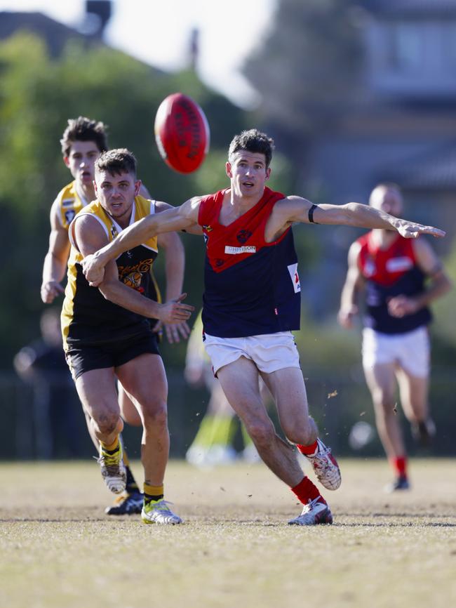 Frankston YCW’s Paul Michington (left) and Mt Eliza’s Jimmy Clayton battle for the ball. Picture: Valeriu Campan