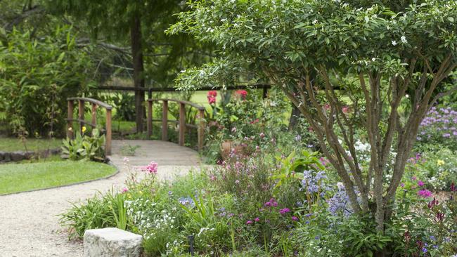 Meandering gravel paths.