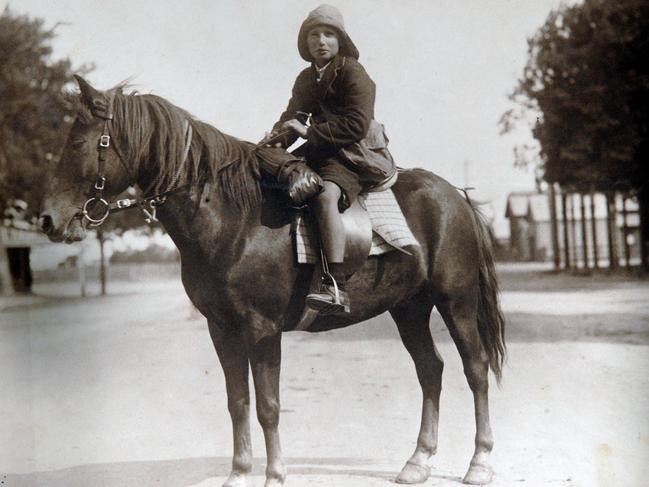 Lennie Gwyther on Ginger Mick.