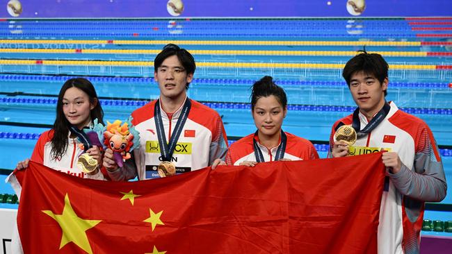 Gold medallists China pose after the mixed 4X100m freestyle relay swimming event during the 2024 World Aquatics Championships at Aspire Dome in Doha on February 17, 2024. Photo by SEBASTIEN BOZON / AFP.