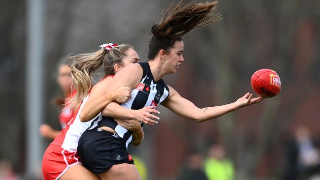 Sydney’s Bridie Kenneedy tackles Magpies star Chloe Molloy. Picture: Quinn Rooney/Getty Images