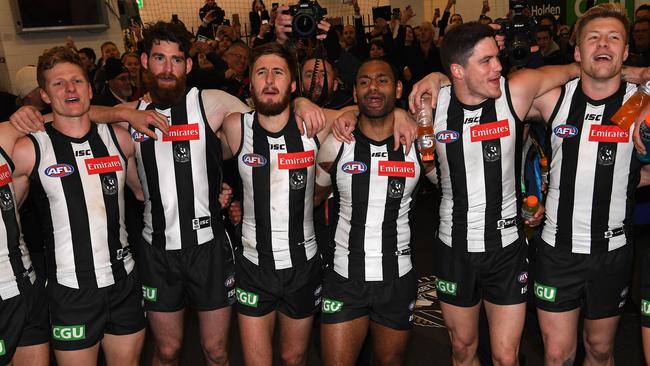 (L-R) Will Hoskin-Elliott, Tyson Goldsack, Tom Phillips, Travis Varcoe, Jack Crisp and Jordan de Goey of the Magpies sing the club song after the Second Semi Final between the Collingwood Magpies and the Greater Western Sydney (GWS) Giants in Week 2 of the AFL Finals Series at the MCG in Melbourne, Saturday, September 15, 2018. (AAP Image/Julian Smith) NO ARCHIVING, EDITORIAL USE ONLY