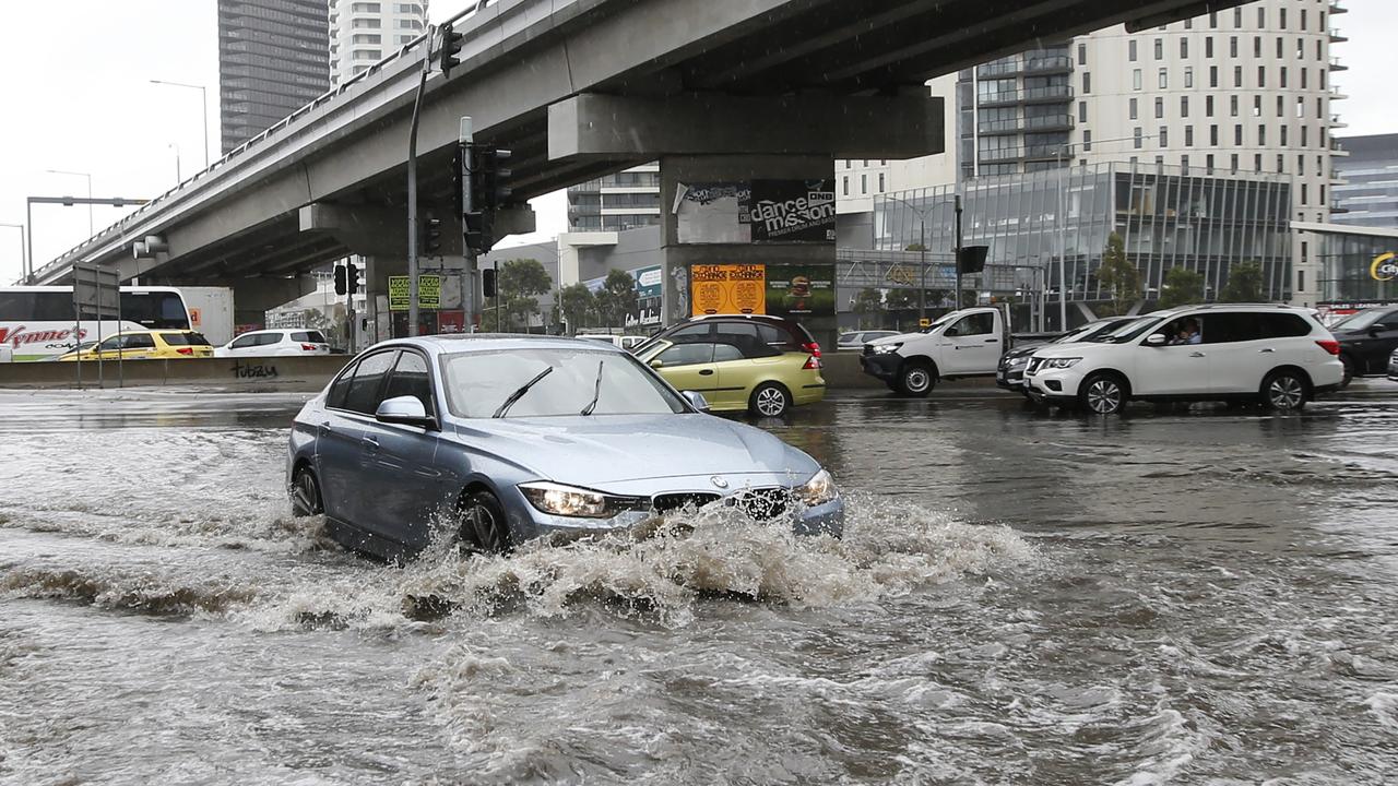 Melbourne Weather: Heavy Rain Hits Victoria, Flooding Closes Hume ...