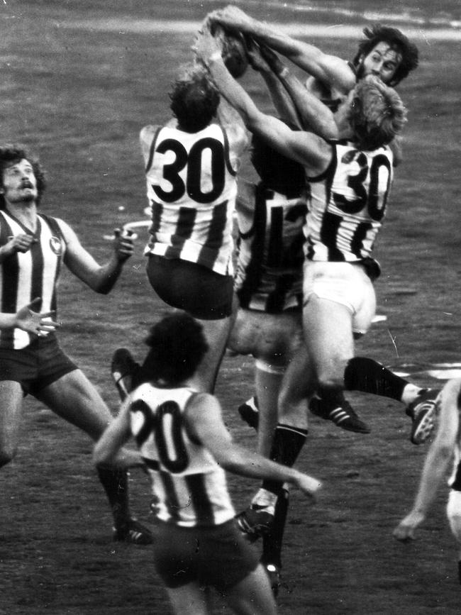 Ross “Twiggy” Dunne takes a pack in the dying moments of the 1977 North Melbourne vs. Collingwood Grand Final at MCG.