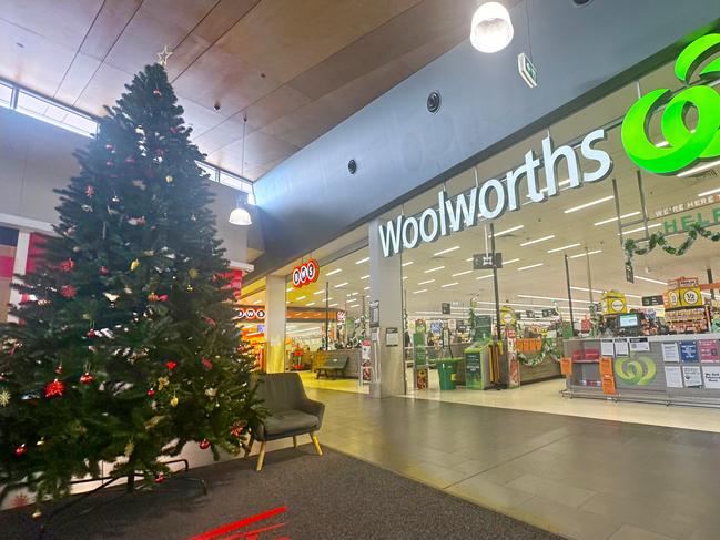 MELBOURNE, AUSTRALIA- NewsWire Photos DECEMBER 3, 2024: Woolworth workers continue a picket line at the Dandenong South Distribution centre. Pics if shelves in Woolworths with limited stock. Picture: NewsWire