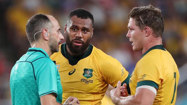 CHOFU, JAPAN - SEPTEMBER 29: Referee Romain Poite speaks with Samu Kerevi and Michael Hooper of Australia during the Rugby World Cup 2019 Group D game between Australia and Wales at Tokyo Stadium on September 29, 2019 in Chofu, Tokyo, Japan. (Photo by Dan Mullan/Getty Images)