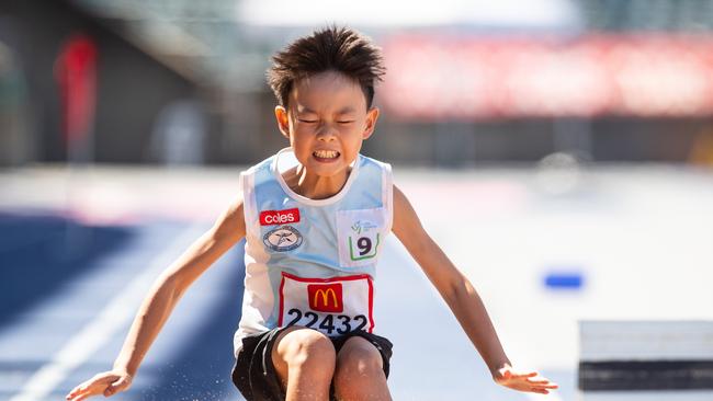 The U9 long jump competition was fierce.