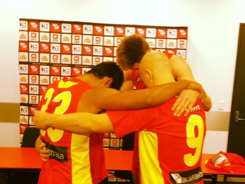 Gary Ablett prays with his teammates before a game with the Suns.