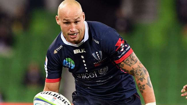 Rebels player Billy Meakes (L) steps through the Sunwolves defence in the Super Rugby match between Australia's Melbourne Rebels and Japan's Sunwolves in Melbourne on April 6, 2019. (Photo by WILLIAM WEST / AFP) / -- IMAGE RESTRICTED TO EDITORIAL USE - STRICTLY NO COMMERCIAL USE --