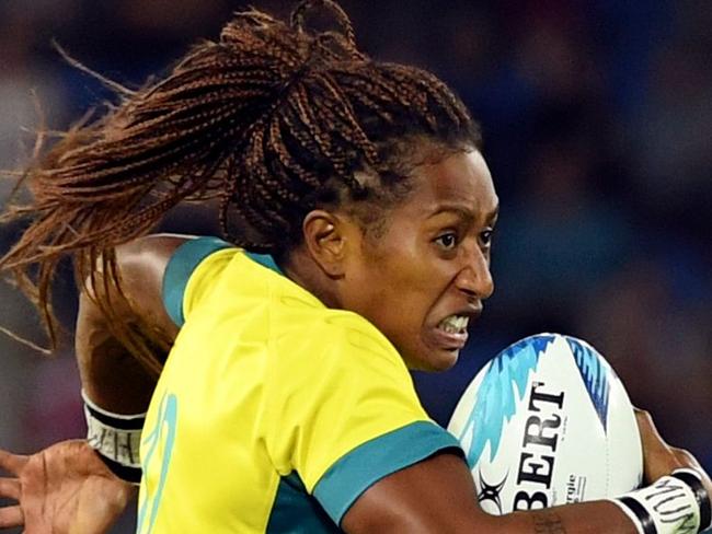 Australia's Ellia Green runs to the England tryline to score in their women's rugby sevens match at the Robina Stadium during the 2018 Gold Coast Commonwealth Games on the Gold Coast on April 13, 2018. / AFP PHOTO / WILLIAM WEST