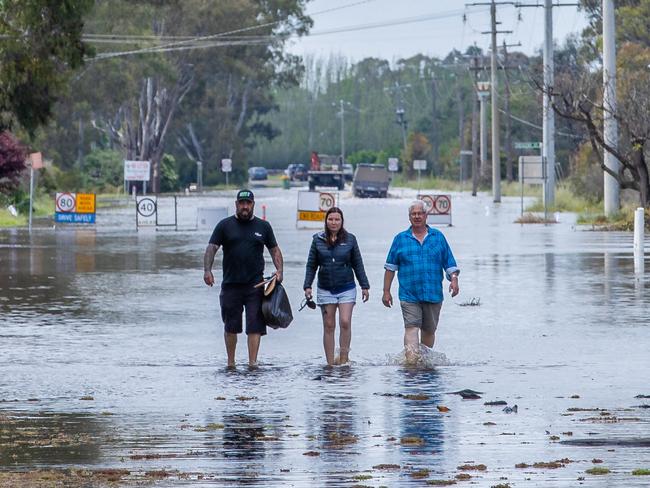 Friday 21st. Moama st.Echuca Floods begin inundating the homes on the wrong side of the Levy wall, with residents now pumping water from yards. Residents from east Echuca carrying out belongings before the water becomes to deep. Picture: Jason Edwards