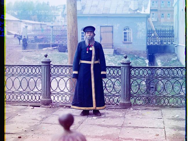 Andrei Petrov Kalganov. Former master in the plant. Seventy-two years old, has worked at the plant for fifty-five years. He was fortunate to present bread and salt to His Imperial Majesty, the Sovereign Emperor Nicholas II. Picture: Prokudin-Gorskii Collection/Library of Congress