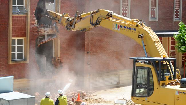 The Union Hall theatre building at Adelaide University is demolished.