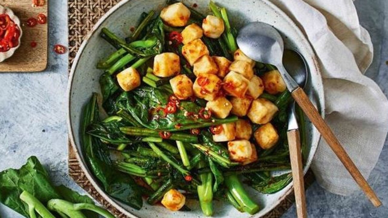 A vegan tofu and vegetable stir fry offers vitamins and protein.