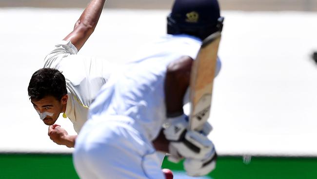 Australia's paceman Mitchell Starc (L) bowls to Sri Lanka's batsman Vishwa Fernando during day three of the second Test cricket match between Australia and Sri Lanka at the Manuka Oval Cricket Ground in Canberra on February 3, 2019. (Photo by Saeed KHAN / AFP) / -- IMAGE RESTRICTED TO EDITORIAL USE - STRICTLY NO COMMERCIAL USE --