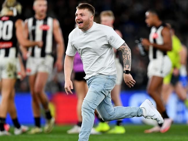 Conor Clarke runs onto the field. Picture: Getty Images